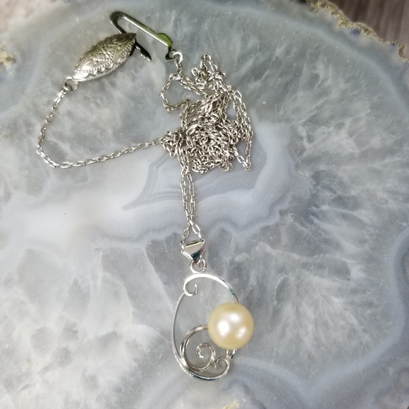 Dainty vintage silver with pearl necklace - Picture 1 of 8